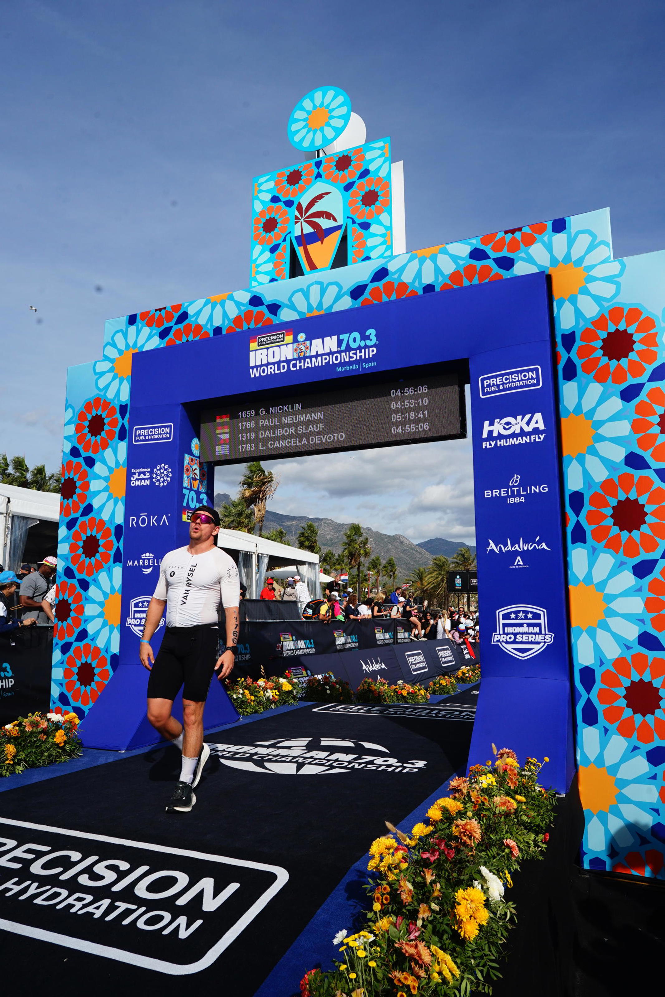 Paul Neumann beim Zieleinlauf der IRONMAN 70.3 World Championship 2025 in Marbella